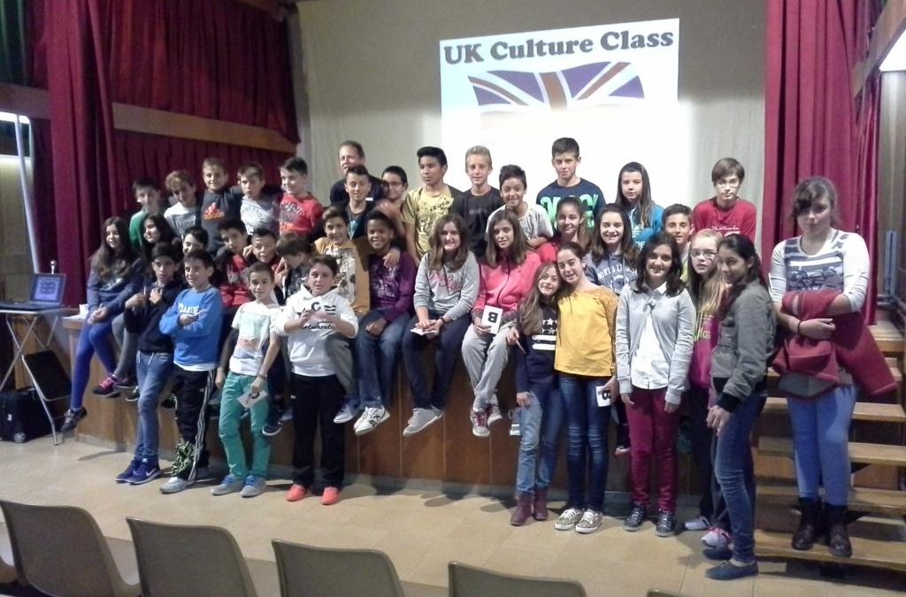 LOS ALUMNOS DE E.S.O. PRACTICAN INGLÉS CON UN NATIVO EN UNA UK CULTURAL CLASS