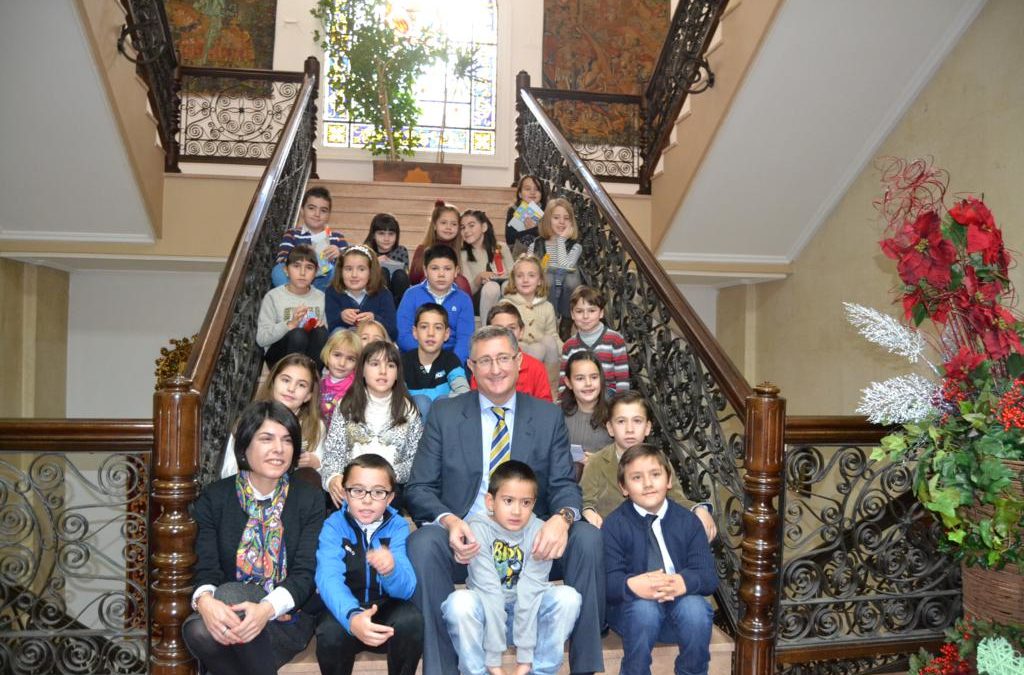 Varios alumnos de Las Viñas, premiados en los concursos un día en la vida de Gus y cuentos de la cadena ser.