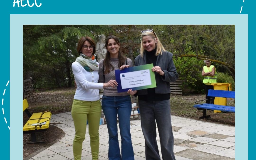 ACTO DE ENTREGA DEL CHEQUE DE CARRERA SOLIDARIA A LA AACC  .